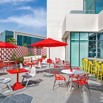 Oui Bar - Radisson RED Hotel Dubai Silicon Oasis