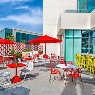 Oui Bar - Radisson RED Hotel Dubai Silicon Oasis