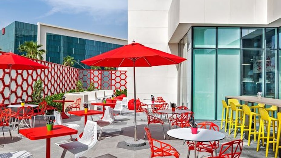 Oui Bar - Radisson RED Hotel Dubai Silicon Oasis
